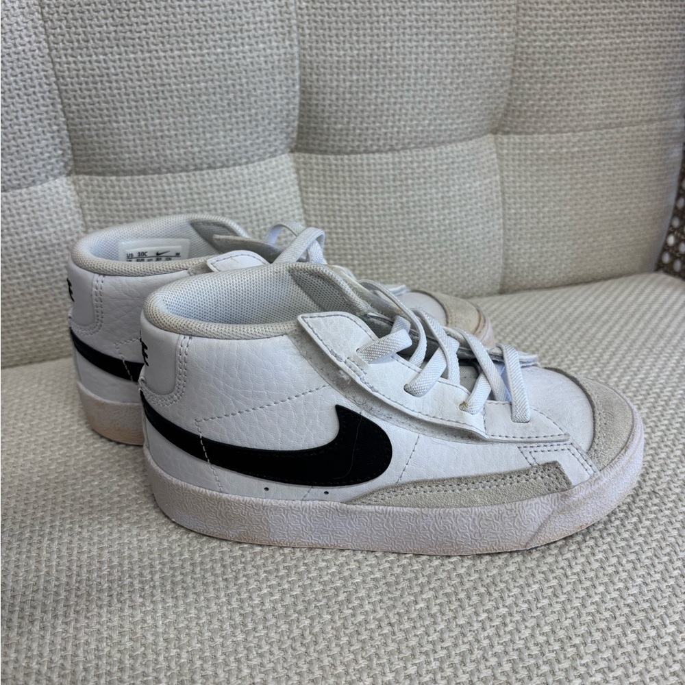 Nike Blazer Mid ‘77 in white and black